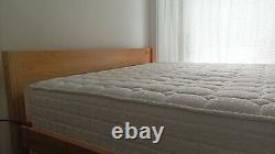 Cadre de lit double en bois avec matelas à ressorts ensachés et en mousse à mémoire de forme